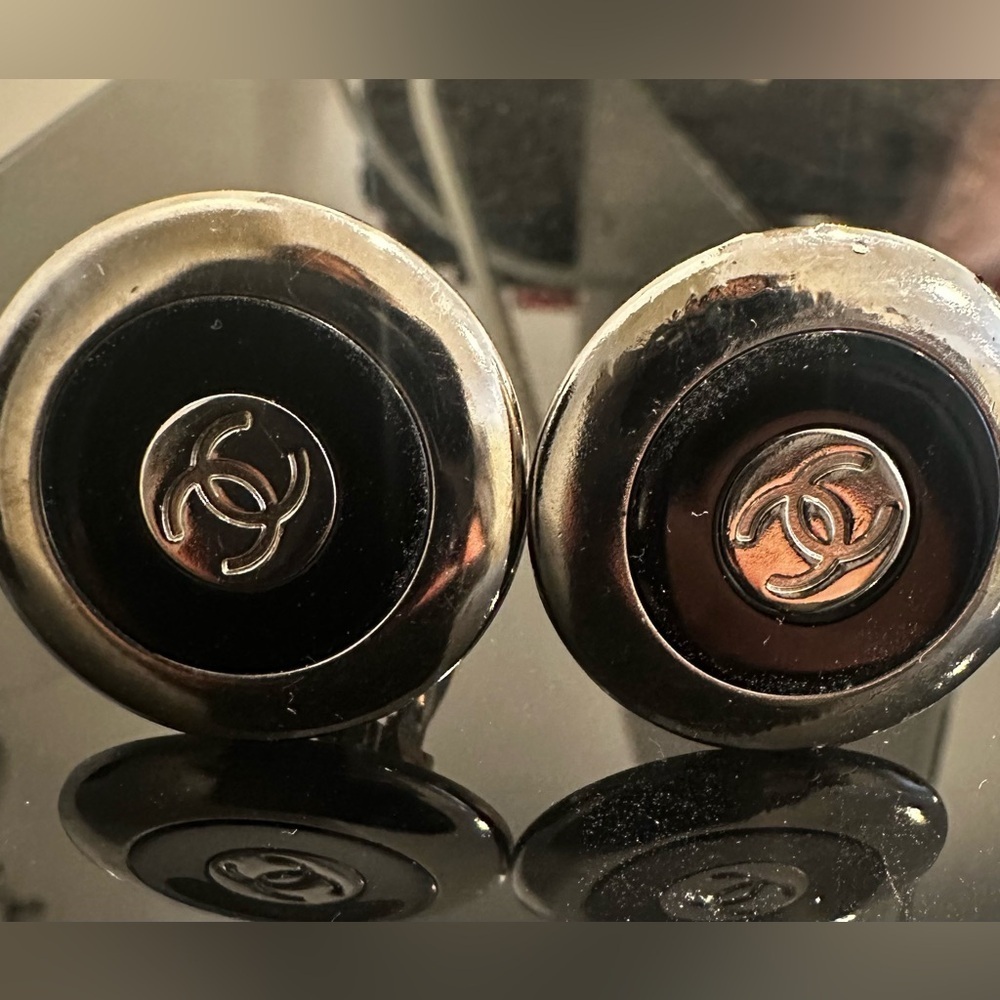 CHANEL Enamel CC Round Clip-On Earrings - Picture 2 of 11